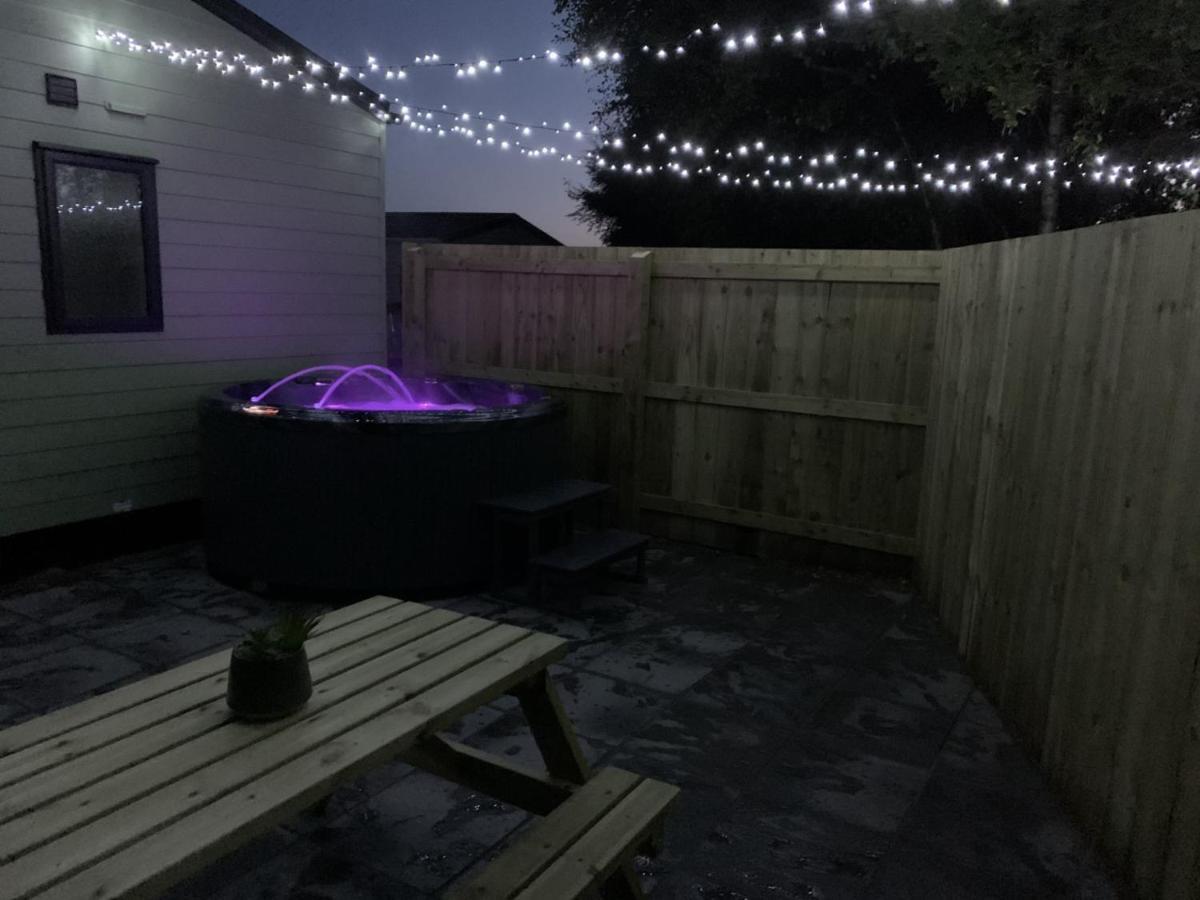 Lola Lodge - Luxury Hot Tub Retreat Newton on the Moor Ngoại thất bức ảnh